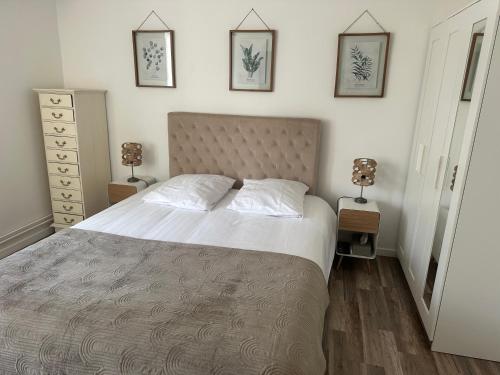 a bedroom with a large bed and two lamps at Pause Campagne 1 