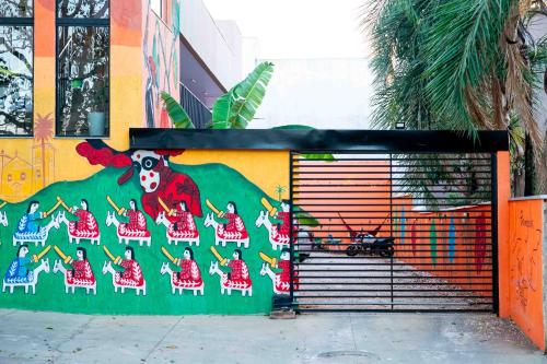 a garage door with a painting of a cow on it at Pousada Passarada - Tudo novinho te esperando in Pirenópolis
