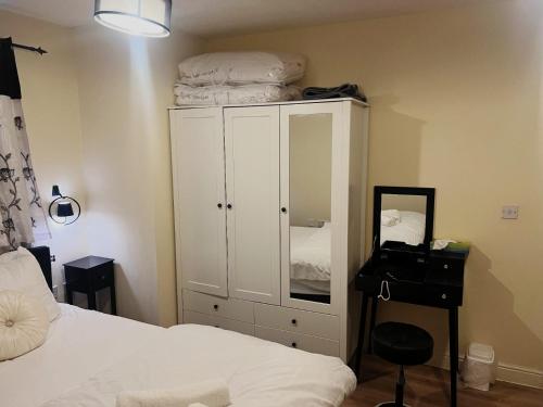 En eller flere senge i et værelse på Apartment with Free Parking