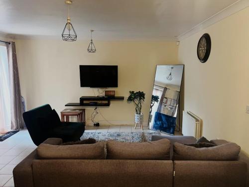 Et tv og/eller underholdning på Apartment with Free Parking