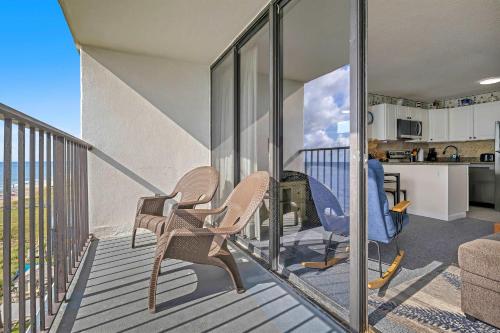 Cozy Oceanfront Condo with Heated Pools & Viewsにあるバルコニーまたはテラス