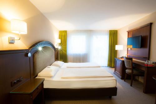 Postel nebo postele na pokoji v ubytování Burghotel Nürnberg
