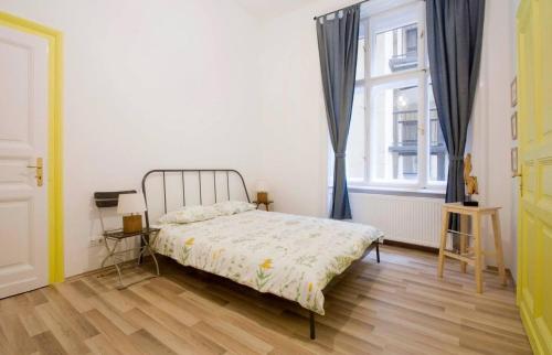 Ένα ή περισσότερα κρεβάτια σε δωμάτιο στο central Chic apartments