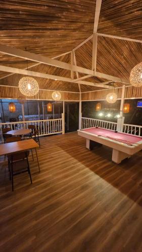 Φωτογραφία από το άλμπουμ του A Touch of Pink Secret Eco Retreat with Pool, Starlink WiFi, Netflix, Mountain Views - Peaceful Stay in Puerto Princesa Near Underground River, Firefly Watching, and Waterfalls - Perfect Stop Between El Nido, Port Barton, and Puerto City - Scooter Rental σε Puerto Princesa City