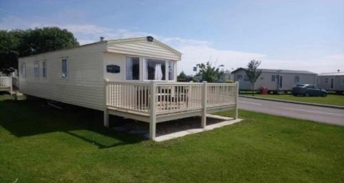 a mobile home sitting on the side of the road at 27 Ivy Close in Mablethorpe