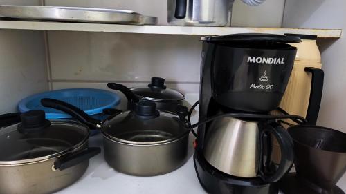 Dapur atau dapur kecil di Conforto e preço justo
