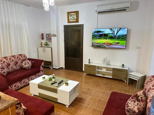 TV a/nebo společenská místnost v ubytování شقة واسعة وهادئة