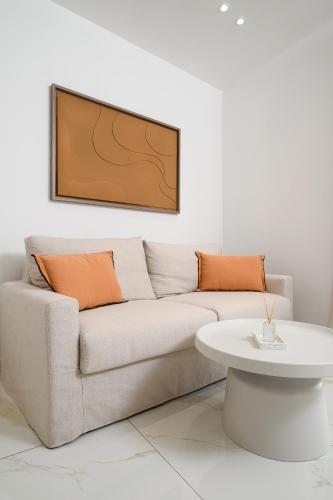 a living room with a couch and a table at La SABBIA 3 in Matala