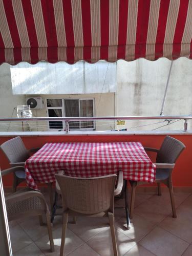 Restaurant o un lloc per menjar a Arben apartament