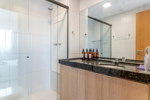 une salle de bain avec lavabo et douche dans l'établissement Makia Beach Experience- Flat 202D, à Ipojuca