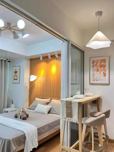 Katil atau katil-katil dalam bilik di Azure staycation by Deluxe Enclave