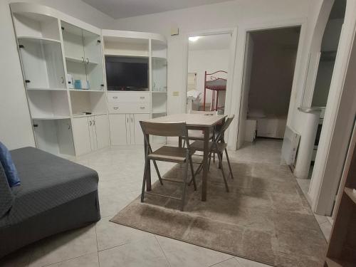 a kitchen with a table and chairs in a room at La maison del pescatore in Cetara