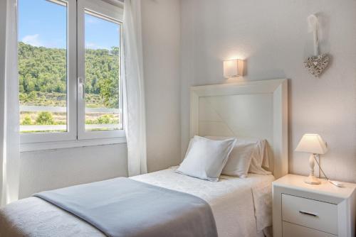 Ένα ή περισσότερα κρεβάτια σε δωμάτιο στο Tranquil Villa with private Pool, BBQ & Air Conditioning near Cullera Beach