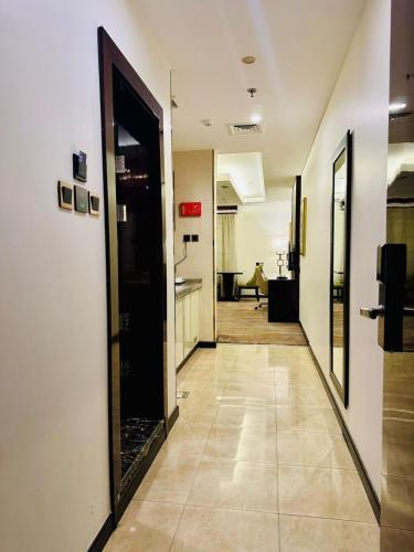 Al Ertiqaa Hotelにあるキッチンまたは簡易キッチン