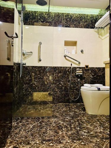 Al Ertiqaa Hotelにあるバスルーム