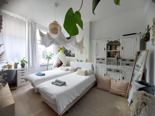 un dormitorio con una cama grande en una habitación en Historic townhouse 5 bedrooms, en Dordrecht