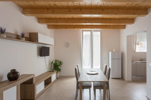 a kitchen and dining room with a table and chairs at Dimora Caprera - Appartamenti in Falconara Marittima