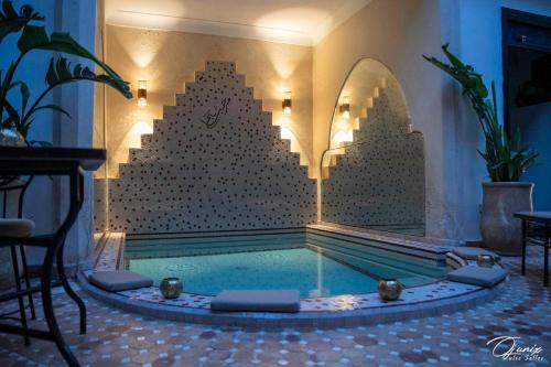 una piscina en medio de una habitación en Riad Zoraida, en Marrakech