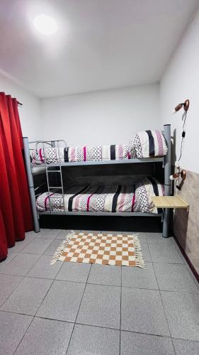 Zimmer mit Schachbrett auf dem Boden in der Unterkunft Casa Huerquen in Neuquén