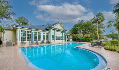 Bazén v ubytování Condo near Jax Beach and Mayo Clinic nebo v jeho okolí