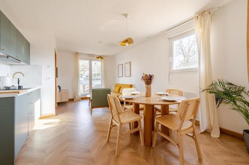 モンテヴランにあるBeautiful flat near Disney with Parkingのテーブルと椅子のあるキッチンとダイニングルーム