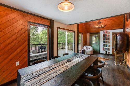 Gallery image of 3BR Cozy Cabin with Mountain Views & Fireplace in Newtown