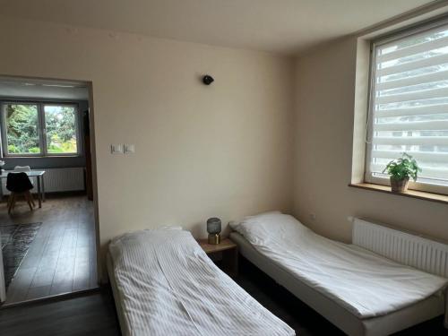 Ένα ή περισσότερα κρεβάτια σε δωμάτιο στο Apartament Gajewniki