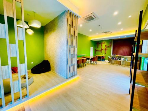 ein Zimmer mit grünen Wänden und einem Esszimmer in der Unterkunft Jim&Mie Cozy Homes 3R2BR at MIRAI Residence UKM GMI Kajang in Kajang