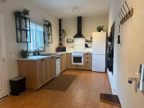 テルデにあるAgrotur Fenixのタイルフロアのキッチン(白い冷蔵庫付)