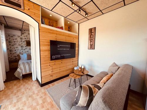 テルデにあるAgrotur Fenixのソファと薄型テレビのあるリビングルーム