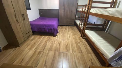 Ένα ή περισσότερα κρεβάτια σε δωμάτιο στο Aluguel de quartos a 90km de São Paulo