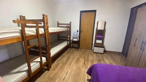 Ένα ή περισσότερα κρεβάτια σε δωμάτιο στο Aluguel de quartos a 90km de São Paulo