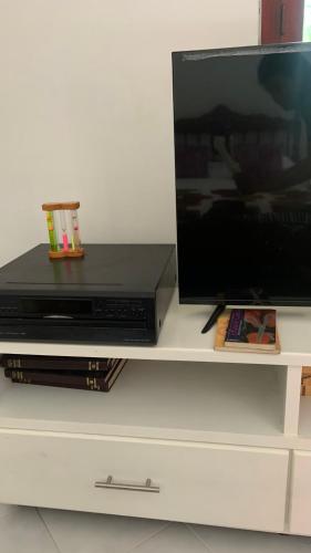 a flat screen tv sitting on top of a dresser at Ecopolis Hospedaje en el queremal in Papagalleros