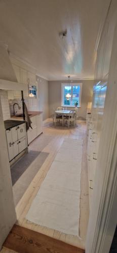 Dapur atau dapur kecil di Kärleksfullt renoverat sekelskifteshus på bondgård
