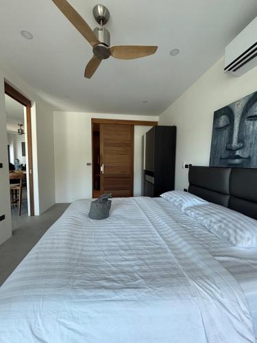 a bedroom with a large bed with a ceiling fan at Villa Thai Sabai 2, Lamai in Lamai