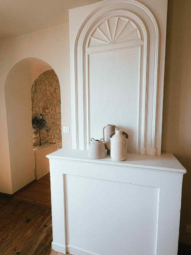 a white table with two mugs on top of it at Le Logis de la Gabirotte in Nieulle-sur-Seudre