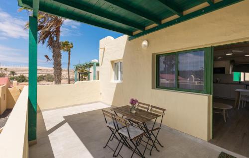 een terras met een tafel en stoelen op een balkon bij Costa Calma Rio 2 Barca Beach in Costa Calma