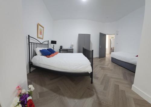 Ένα ή περισσότερα κρεβάτια σε δωμάτιο στο Old Ridgeway Hotel