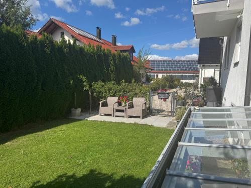 a garden with two chairs and a lawn at Ferienwohnung im Herzen der Holledau in Pörnbach