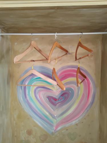 a painting of a heart on a shelf at Giardino Principi Dafagi in Capurso
