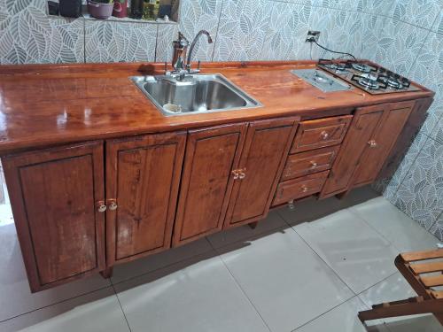 Una encimera de cocina con un fregadero y una estufa. en Casa de temporada Lindas Cachoeiras 10, en Paraty