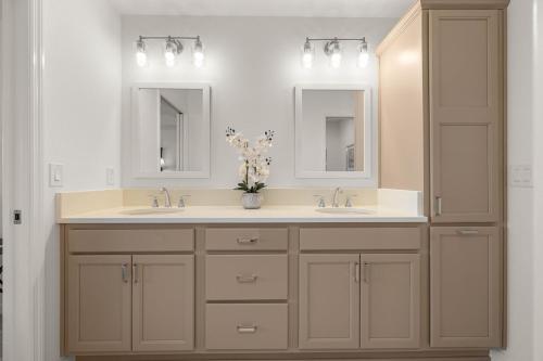 un baño con dos lavabos y dos espejos en Villages 3BR Patio With Golfcart By Eastport Square and Water Edges Recreation, en Sumterville