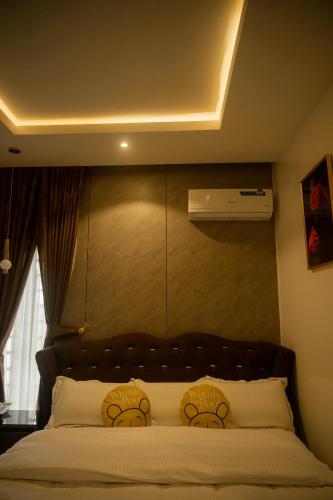Two Bedroom Luxe Apt Awkaにあるベッド