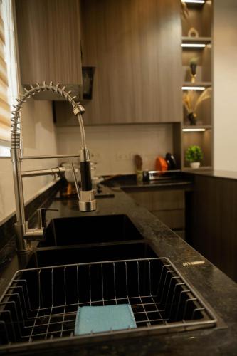Two Bedroom Luxe Apt Awkaにあるキッチンまたは簡易キッチン