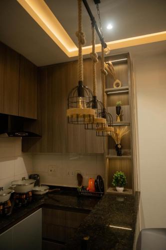 Two Bedroom Luxe Apt Awkaにあるキッチンまたは簡易キッチン