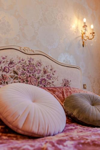 a bed with two pillows on top of it at La Villa Reina in Le Croisic
