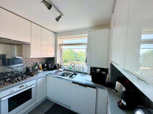 CENTRAL HOVE Large 2 bedroom Private residence with PARKING & BEACH HUT photo 9