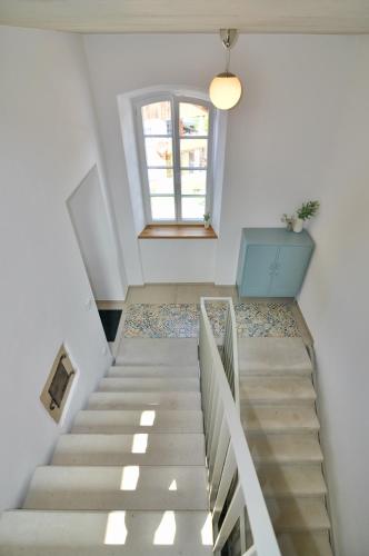 a staircase in a house with a window at Alte Schule - Modern Wohnen in historischen Altbau in Baustert