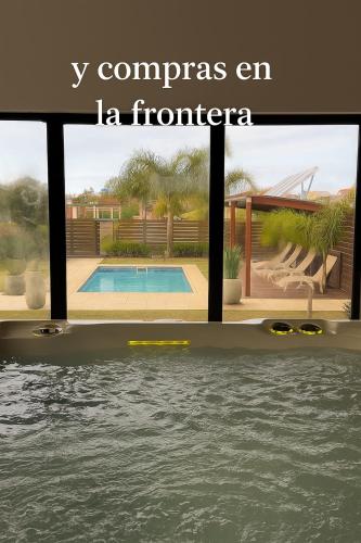Bazén v ubytování Los Caracoles Piscina & Spa nebo v jeho okolí