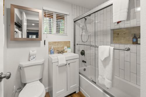Ένα μπάνιο στο Cozy Knight Cabin - AC! Walk to Lake and Village
